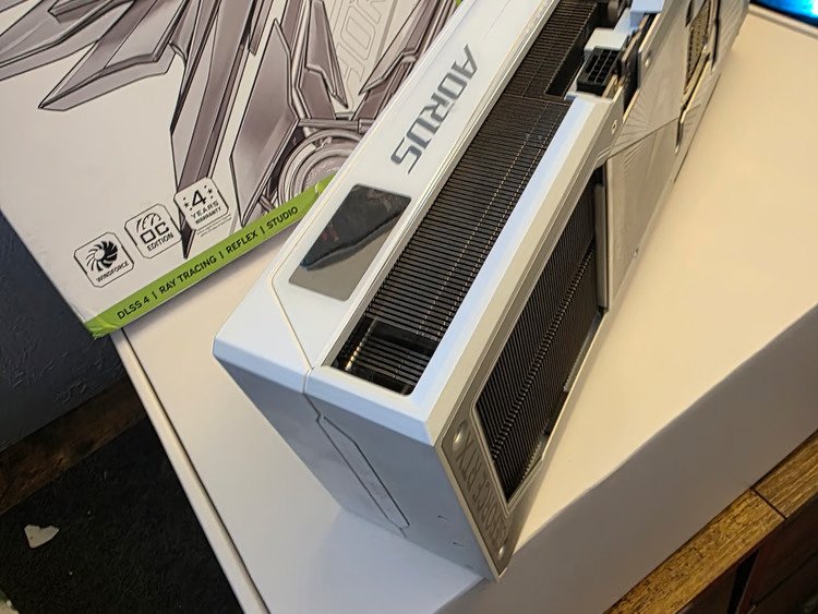 gigabyte-aorus-geforce-rtx-5090-master-ice-32g-big-0
